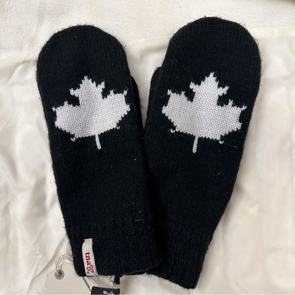 NWT 🆕 Aritzia TNA Black Mittens
